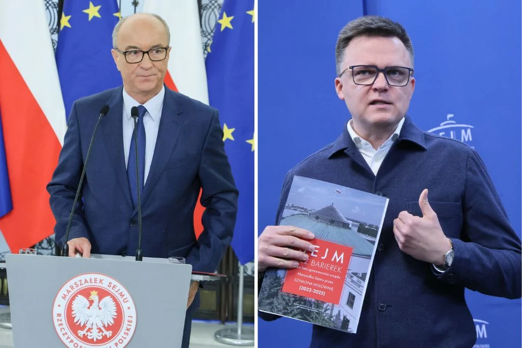 Włodzimierz Czarzasty przeprosił Hołownię. "Szymon, przepraszam" Dwóch mężczyzn podczas oficjalnych wystąpień w otoczeniu flag Polski oraz Unii Europejskiej, jeden z nich stoi przy mównicy z godłem Polski, drugi trzyma publikację dotyczącą Sejmu RP.
