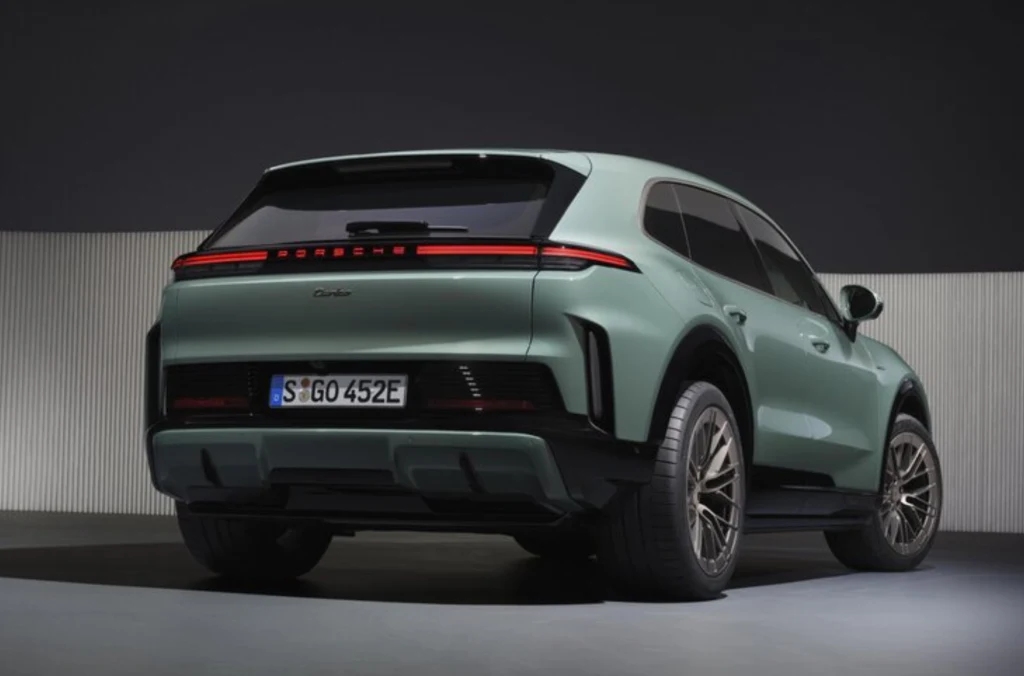 Nowoczesny SUV w zielonym kolorze widziany od tyłu, z charakterystycznym pasem świetlnym LED biegnącym przez całą szerokość auta oraz wyraźnie zarysowanym zderzakiem i subtelnym spoilerem. Na tablicy rejestracyjnej widoczny napis wskazujący na niemieck...