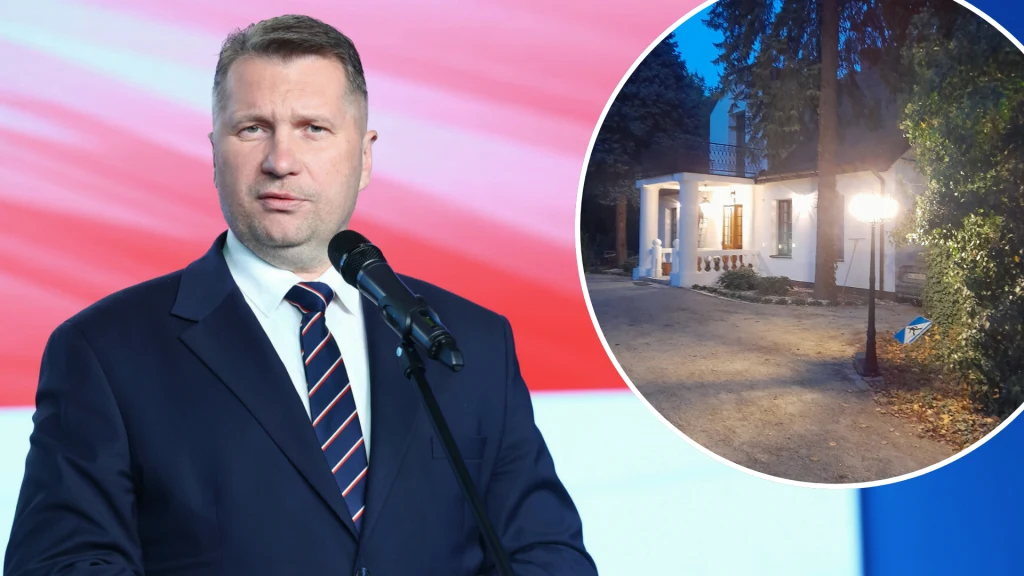 Willa plus. Pierwszy dworek wystawiony na sprzedaż. Cena trzykrotnie wyższa Mężczyzna w garniturze przemawia do mikrofonu na tle rozmytej biało-czerwonej flagi. Obok znajduje się okrągłe wstawione zdjęcie przedstawiające oświetlone wejście do niewielkiego budynku w otoczeniu zieleni i drzew, wykonane o zmierzchu.