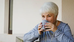 Kolejne badanie "odczarowuje" skutki regularnego picia kawy i herbaty