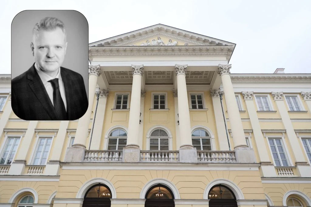 Warszawa. Zmarł Robert Staniszewski z UW Front imponującego klasycystycznego budynku z czterema wysokimi kolumnami, jasną elewacją oraz bogatymi zdobieniami w górnej części. W lewym górnym rogu widoczne czarno-białe zdjęcie mężczyzny w garniturze.