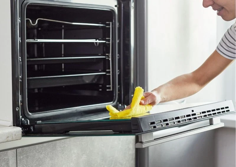 Czyść piekarnik regularnie, żeby nie narażać się na wdychanie toksycznych związków.