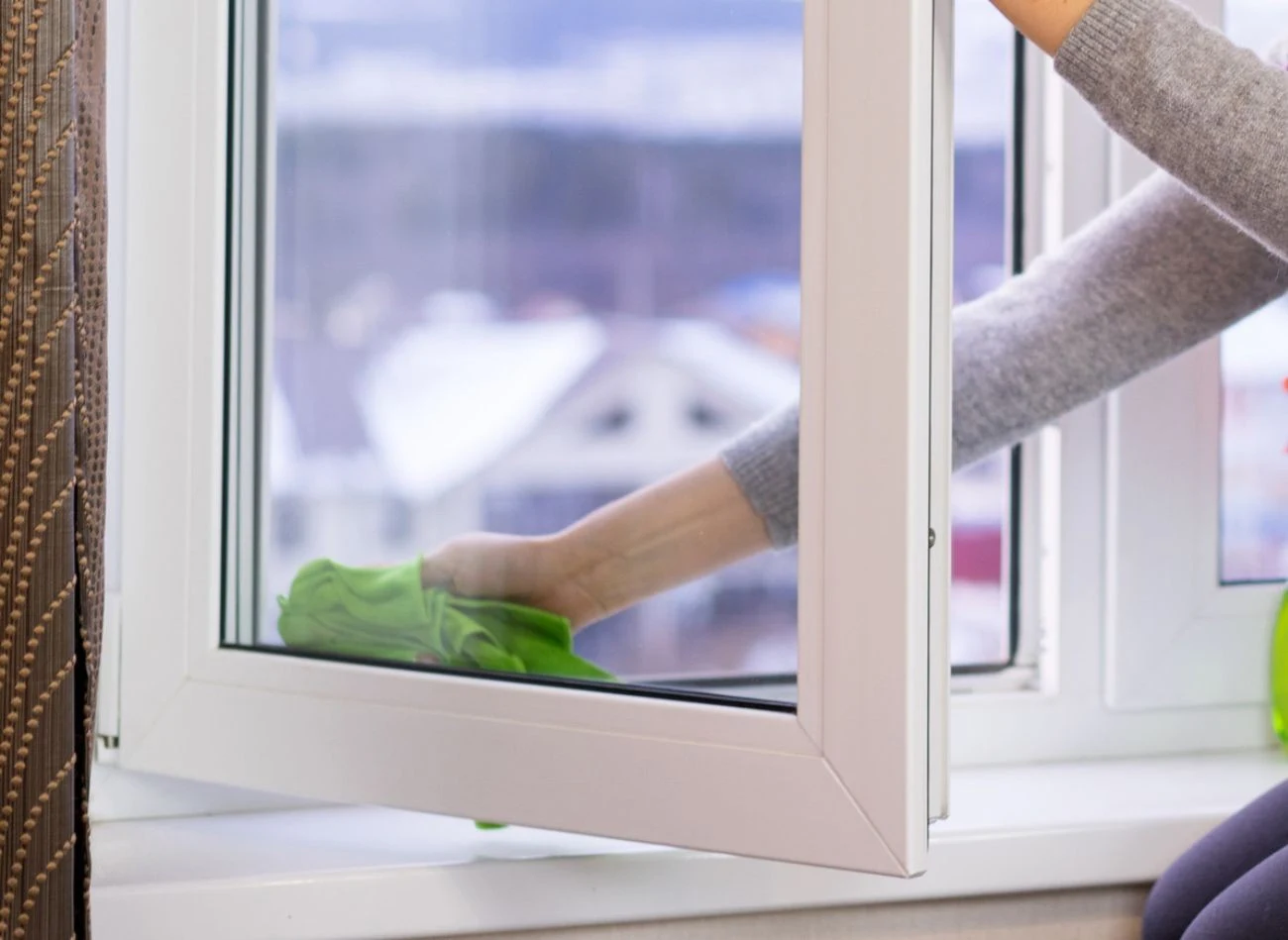 Białe framugi PVC wymagają regularnego czyszczenia z zastosowaniem łagodnych detergentów o neutralnym pH.