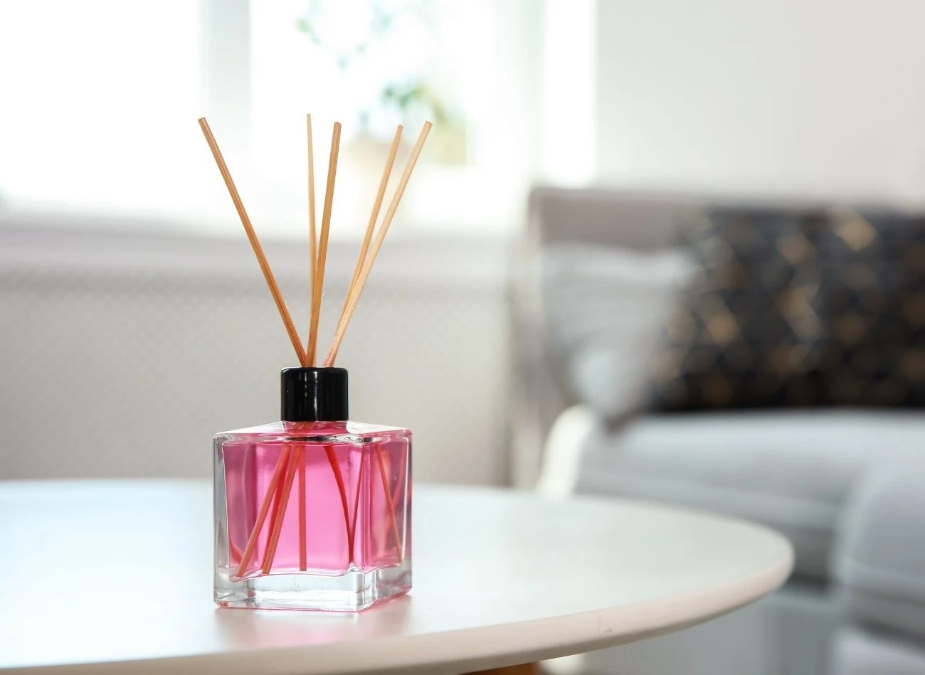 Dodanie barwnika spożywczego do domowego odświeżacza powietrza pozwala uzyskać ciekawy efekt wizualny