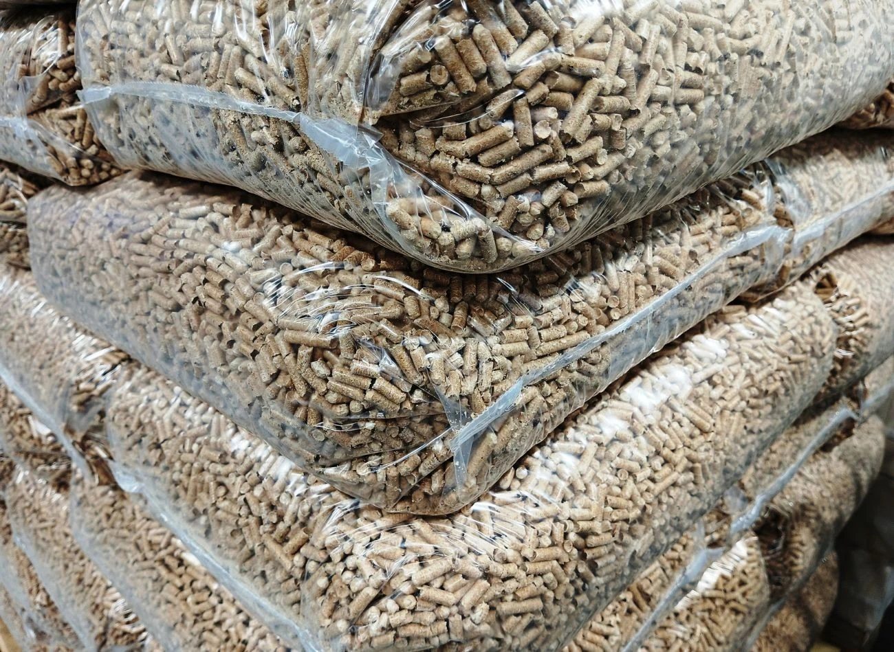 Cena pelletu zależy w głównej mierze od jego rodzaju, jakości oraz okresu, w którym ów materiał kupujemy.