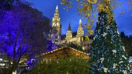 Wiedeń w okresie Bożego Narodzenia prezentuje się wspaniale. Jarmark świąteczny na Placu Ratuszowym Christkindlmarkt w roku 2025 obchodzi swoje 50-lecie.