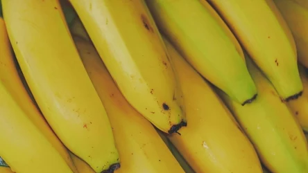Zamiast wyrzucać skórkę po bananie przygotuj z niej peeling do ciała