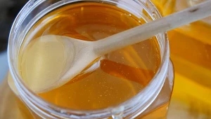 Nie podpalaj miodu i nie zanurzaj go w wodzie. Ekspert obala domowe testy