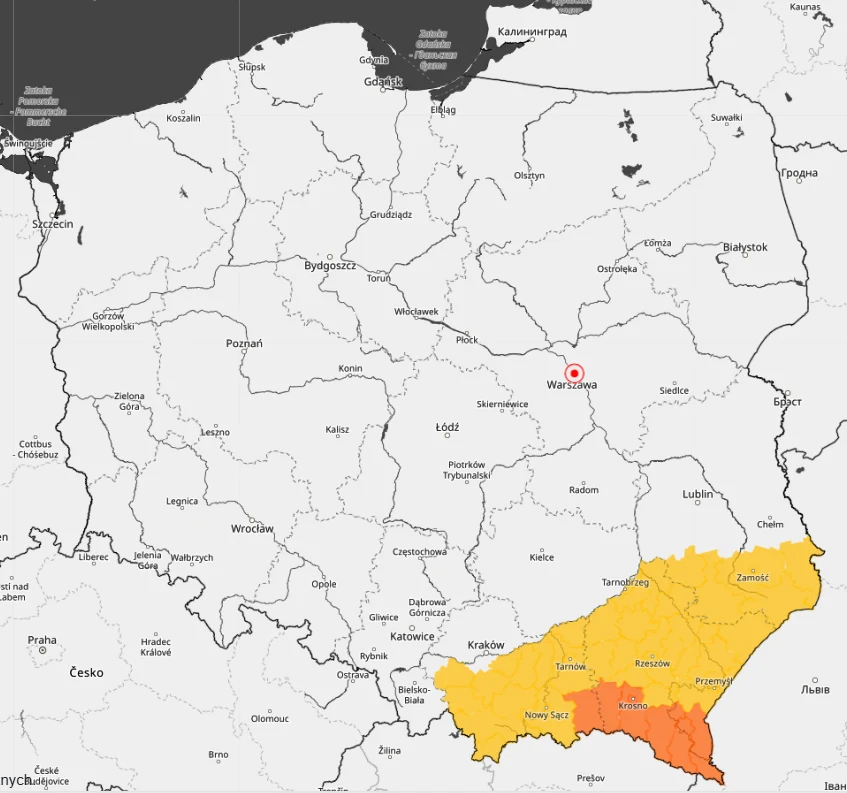 Najintensywniejsze śnieżyce w piątek nawiedzą południowo-wschodnią Polskę Mapa Polski z zaznaczeniem południowo-wschodnich województw podzielonych kolorystycznie na strefy ostrzeżeń pogodowych; najwyższy stopień zagrożenia występuje na południu i południowym wschodzie, kolor czerwono-pomarańczowy.