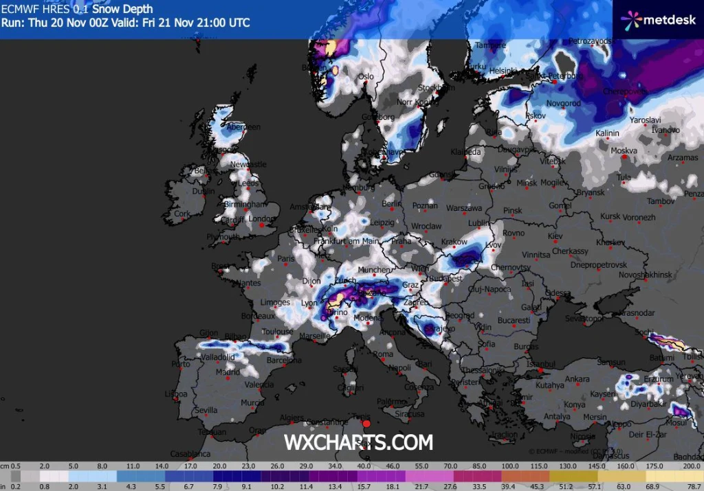 Strefa intensywnych opadów śniegu w piątek obejmie dużą część południowo-wschodniej Polski Mapa Europy z zaznaczonymi obszarami aktualnej pokrywy śnieżnej, różne kolory reprezentują głębokość śniegu, najwięcej śniegu w Alpach i Skandynawii, czytelne nazwy większych miast i regionów.