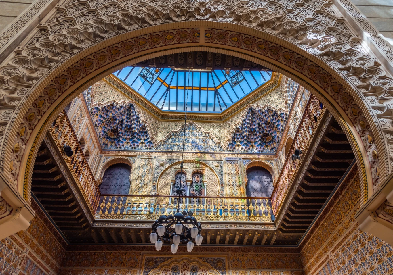 Bogatnie zdobione wnętrze z orientalnymi motywami architektonicznymi, dużym przeszklonym dachem w kształcie ośmiokąta przepuszczającym światło, kunsztowną balustradą oraz linearną, dekoracyjną sztukaterią na ścianach i suficie.