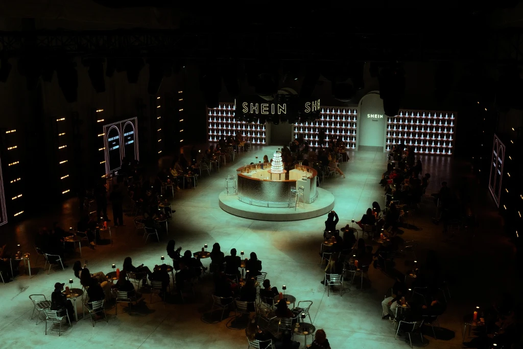 Wyjątkowy pokaz mody SHEIN w Mediolanie połączył modę, muzykę i sztukę performatywną 