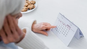 Masz 50+ i czujesz, że czas pędzi? Naukowcy wreszcie wyjaśnili, dlaczego