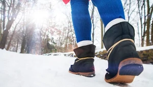 Przyklej na podeszwę dwa paski. Tani patent na śliskie buty