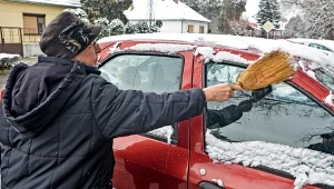 Wlej do butelki i wymieszaj. Rozpyl na szybę, by pozbyć się szronu
