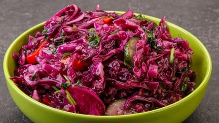 Kimchi z czerwonej kapusty to źródło probiotyków, które dobrze wpłyną na pracę jelit