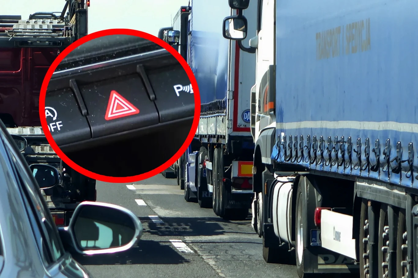 Niemiecki sąd orzekł, kiedy trzeba włączyć światła awaryjne, dojeżdżając do korka Korek drogowy z udziałem samochodów osobowych i dużych ciężarówek na autostradzie, zbliżenie na przycisk świateł awaryjnych w aucie.