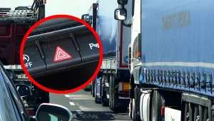 Kiedy należy włączyć światła awaryjne przy dojeżdżaniu do korka?