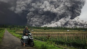 Słup popiołu na wysokość 13 km. Erupcja zmusiła mieszkańców do ucieczki