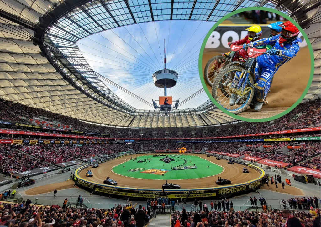 Tłum kibiców zgromadzony na stadionie podczas zawodów żużlowych, centralnie widoczny tor oraz pojazdy przygotowujące nawierzchnię, powyżej w okrągłym powiększeniu dwóch motocyklistów ścigających się bok w bok w pełnym stroju ochronnym.