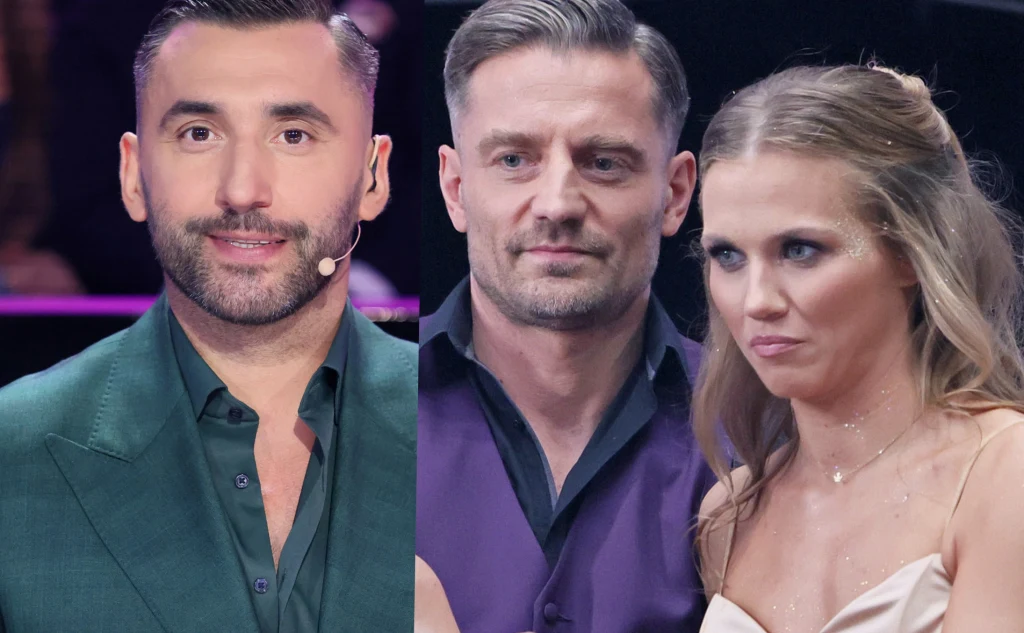 Trzech dorosłych, elegancko ubranych ludzi we wnętrzu oświetlonym scenicznie. Mężczyzna z lewej strony w zielonej marynarce, para po prawej w strojach wieczorowych, kobieta w jasnej sukni i mężczyzna w fioletowej kamizelce. Wszyscy patrzą w stronę kame...