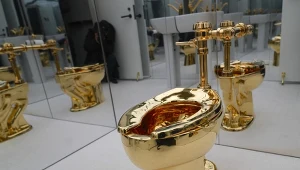 Złoty sedes włoskiego artysty sprzedano na aukcji Sotheby's za 12,4 mln dolarów