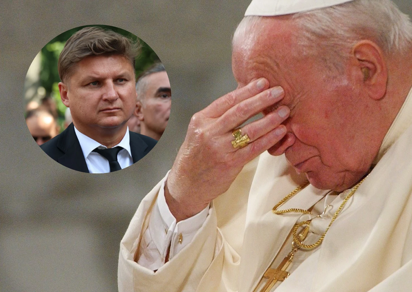 Jan Paweł II (31 stycznia 2004 r.) i Marek Citko Starszy mężczyzna ubrany w papieskie szaty zakrywa dłonią twarz w geście zamyślenia lub zmartwienia, w lewym górnym rogu znajduje się okrągła wstawka z popiersiem mężczyzny w garniturze, skupionego i poważnego.
