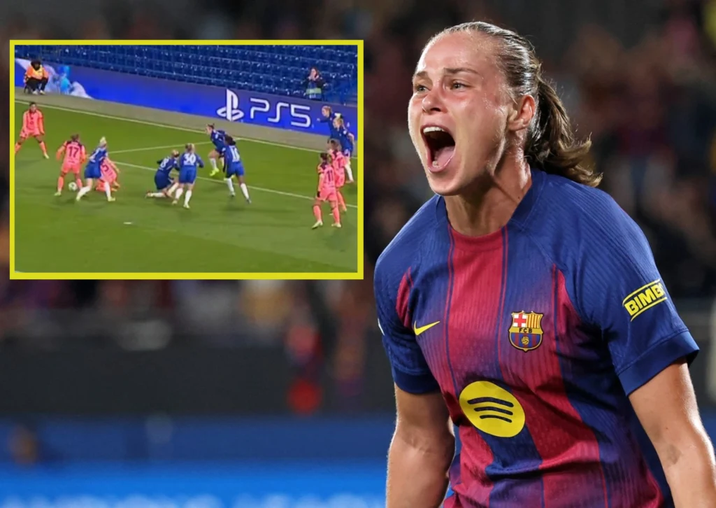 Gol Ewy Pajor w meczu z Chelsea Piłkarka drużyny FC Barcelona w granatowo-czerwonym stroju z widocznym logiem klubu oraz sponsora, krzyczy z wyraźną radością po zdobyciu gola lub sukcesie sportowym. W rogu znajduje się wstawka prezentująca fragment meczu piłkarskiego z kilkoma zawodn...