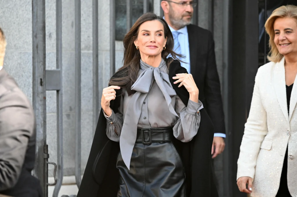 Królowa Letycja w modnej bluzce z kokardą