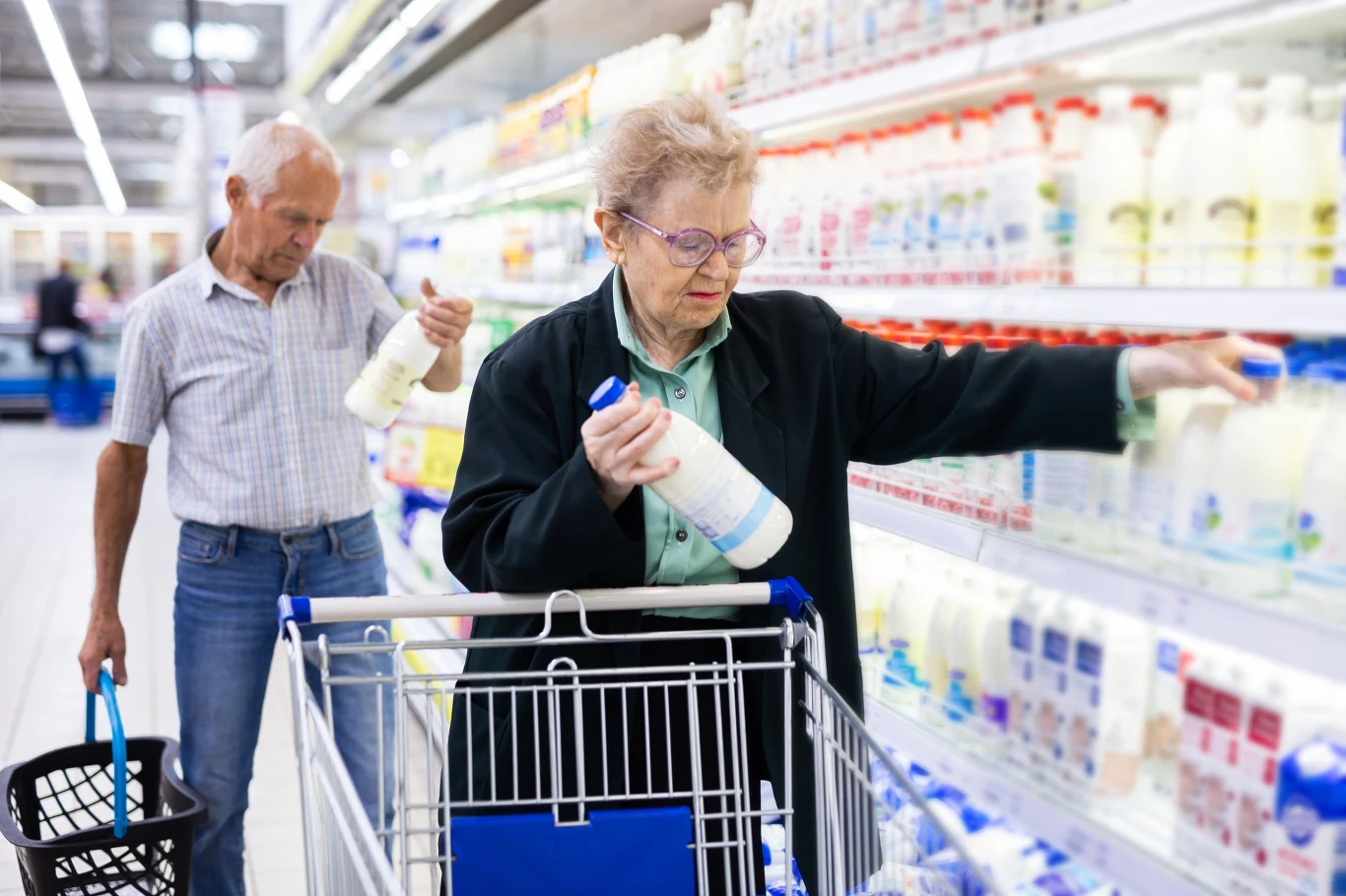 Jakie dokumenty uprawiają seniorów do zniżek? Gdzie zapłacą mniej? 