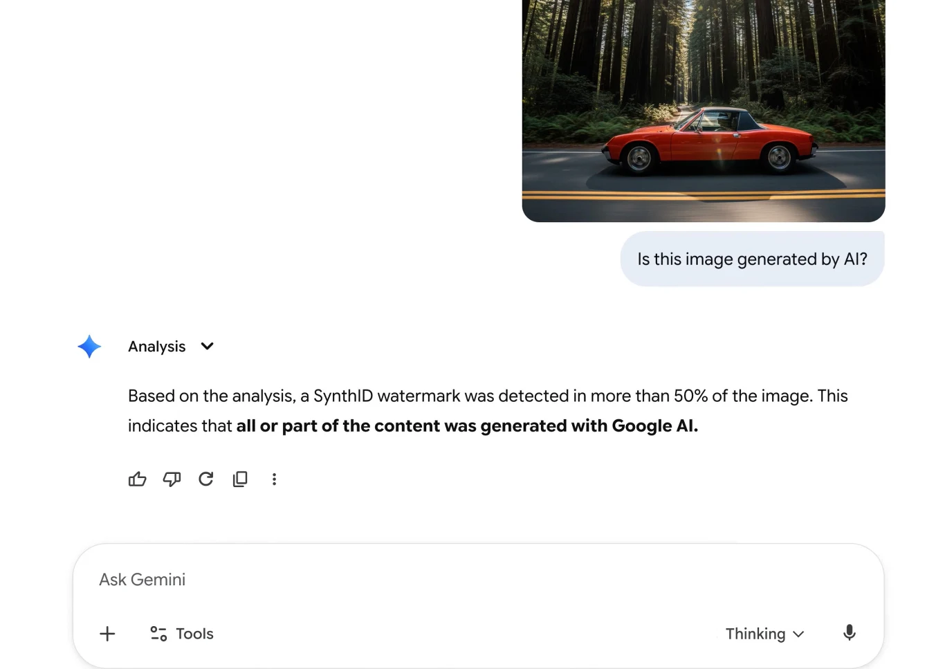 Zrzut ekranu przedstawia fragment interfejsu czatu z analizą obrazu oraz wizerunkiem czerwonego samochodu na tle leśnej drogi. Analiza tekstowa informuje o wykryciu znaku wodnego SynthID w połowie obrazu, sugerując, że treść została wygenerowana przez ...