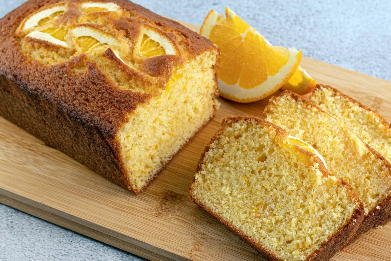 Ciasto pomarańczowe to prosty wypiek, który dzięki świeżemu sokowi i skórce z pomarańczy wyróżnia się naturalnym aromatem i wilgotnością.