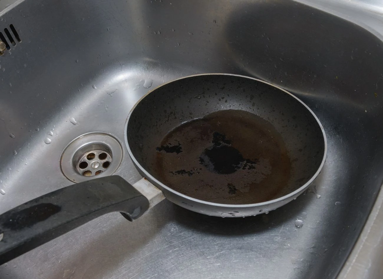 Do zlewu nie wolno wylewać tłuszczu – po ostygnięciu twardnieje i oblepia ścianki rur.