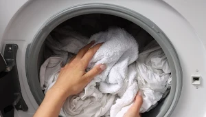 Każdy cykl prania pościeli w 60–90°C to znacznie większe zużycie energii, które przekłada się zarówno na wyższe rachunki.