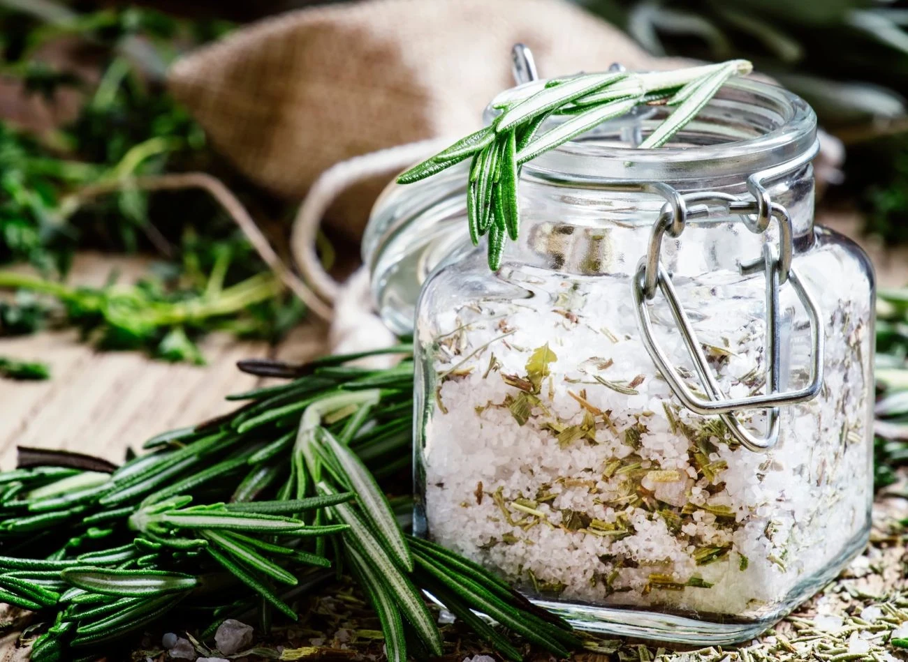 Do gruboziarnistej soli można dodać zarówno świeże, jak i suszone gałązki rozmarynu.