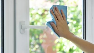 Dlaczego okna parują jesienią i zimą? Powodem jest zjawisko kondensacji. Można temu zapobiec.