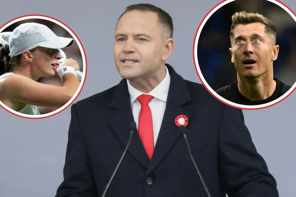 Na zdjęciu: Iga Świątek, Karol Nawrocki oraz Robert Lewandowski Mężczyzna w garniturze i czerwonym krawacie przemawia do mikrofonu, w tle po bokach znajdują się dwie okrągłe zdjęcia, z lewej strony sportowczyni w białej czapce i stroju sportowym, z prawej mężczyzna o zaskoczonym wyrazie twarzy.