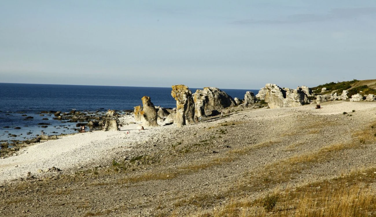 Według legend, formacje skalne chronią wyspę i jej mieszkańców