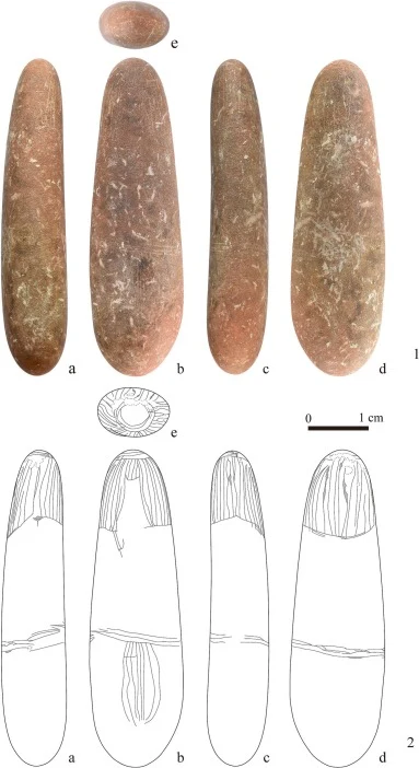Kawałek piaskowca nieomal został wyrzucony, jednak naukowcy zauważyli, że na kamieniu coś wyryto. Okazało się, że obiekt przedstawia ludzką postać. Kilka kamiennych narzędzi o wydłużonym i zaokrąglonym kształcie, pokazanych z różnych perspektyw na zdjęciu oraz w formie rysunków technicznych, z widoczną skalą centymetrową.