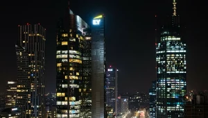 Wieżowce w Śródmieściu Warszawy przy rondzie ONZ i Varso Tower, al. Jana Pawla II.