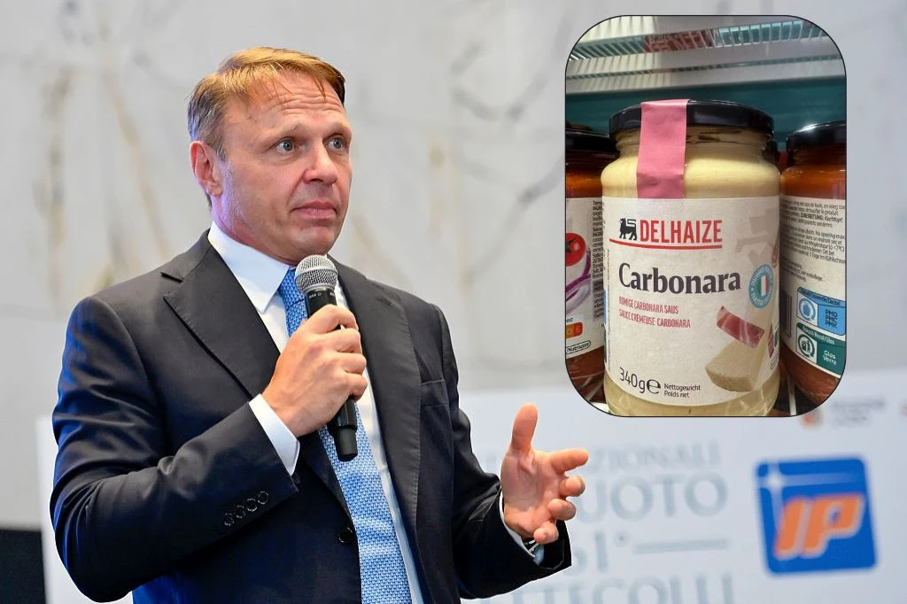 Carbonara z Brukseli wzbudza oburzenie we Włoszech. Minister chce śledztwa Mężczyzna w garniturze przemawia do mikrofonu na tle jasnej ściany, w prawym górnym rogu znajduje się wstawka zbliżenia słoika sosu carbonara marki Delhaize ustawionego na sklepowej półce.
