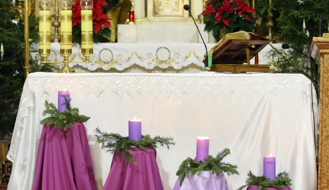 Fioletowy kolor można zaobserwować w czasie liturgii na dekoracjach czy szatach kapłanów