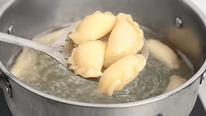 Dzięki temu nie popękają i się nie skleją. Świetna metoda mrożenia pierogów