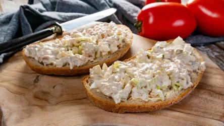 Smakowita pasta jajeczna z dodatkiem tuńczyka i pora