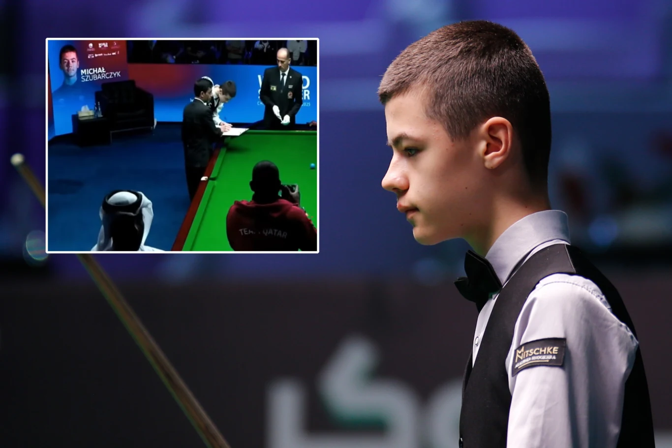 Młody zawodnik snookera w eleganckim stroju skupiony nad stołem bilardowym, w tle powiększenie telewizyjnego ujęcia z meczu i obecność sędziów oraz widzów.