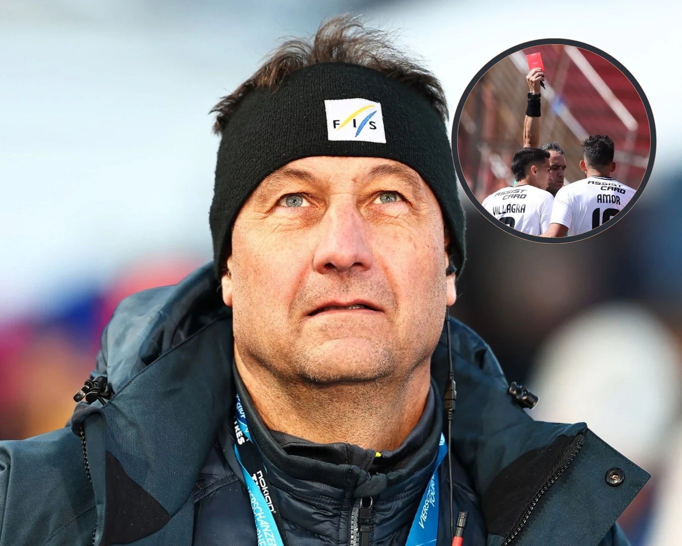 Sandro Pertils Mężczyzna w zimowej kurtce i opasce z logo FIS patrzy w dal, w prawym górnym rogu znajduje się okrągłe wstawienie, w którym sędzia pokazuje czerwoną kartkę dwóm zawodnikom podczas meczu piłki nożnej.