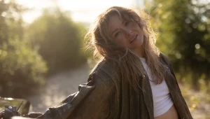 Ania Karwan prezentuje teledysk "W to mi graj"