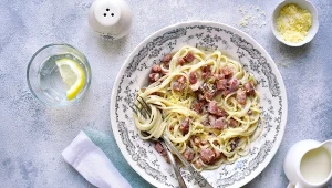 Carbonara to proste, włoskie danie z makaronem i boczkiem  