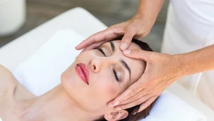 Wkurza cię "lwia zmarszczka" albo głęboka bruzda biegnąca od nosa? Masaż Kobido wygładza i napina