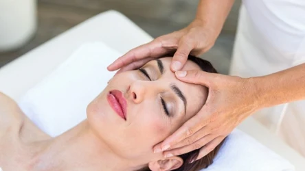 Wkurza cię "lwia zmarszczka" albo głęboka bruzda biegnąca od nosa? Masaż Kobido wygładza i napina